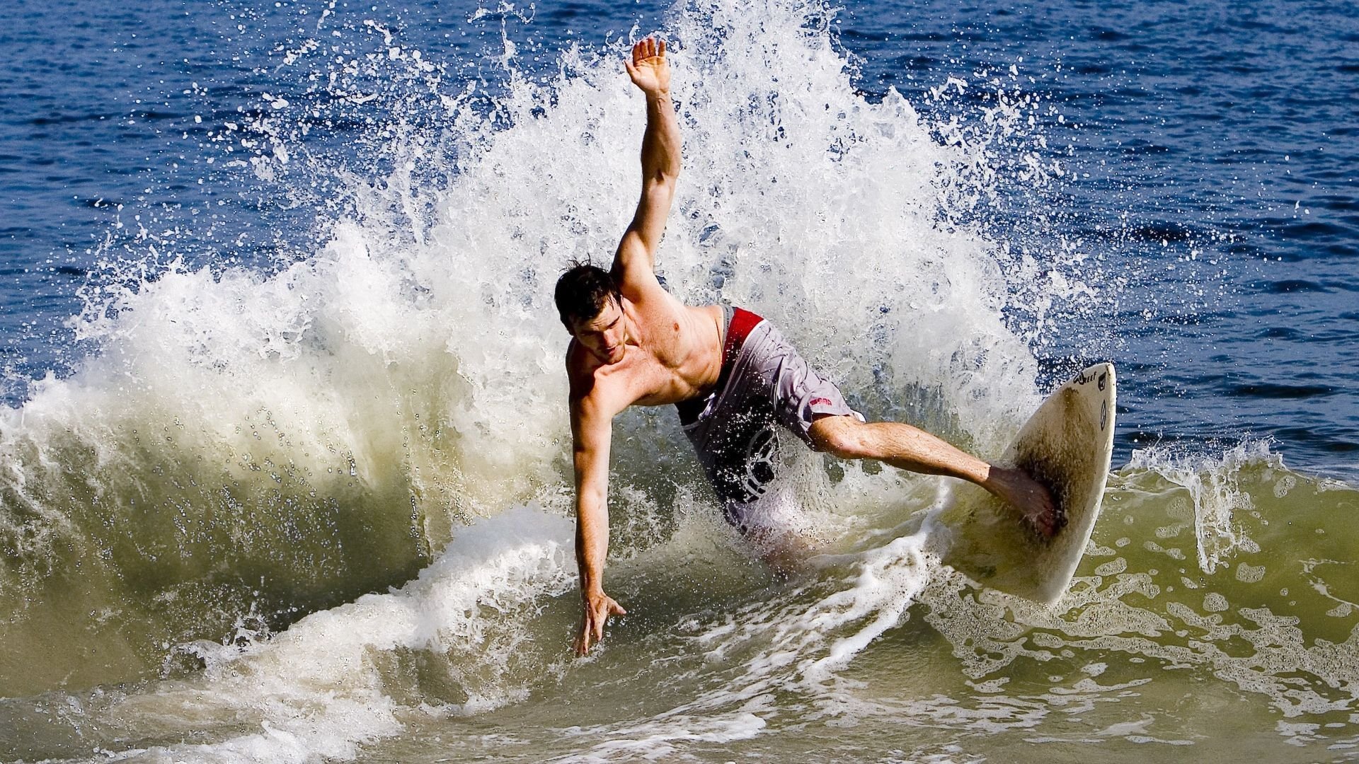 横扫与绽放，雄鹿的团队风暴与拉文的孤星闪耀